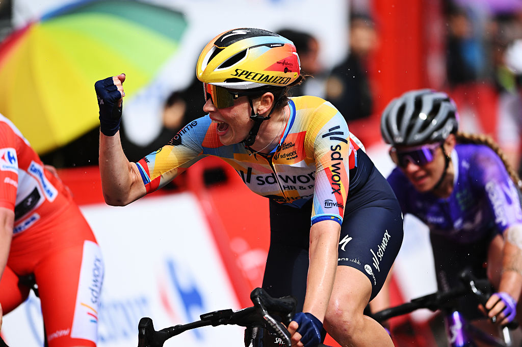 ASTORGA, ESPAÑA - 7 DE MAYO: Mischa Bredewold de Holanda y el equipo SD Worx - Protime celebra en la línea de meta como ganador de etapa durante la 12.ª etapa de La Vuelta Femenina 2026, Etapa 5, una etapa de 119,6 km desde León a Astorga / #UCIWWT / el 7 de mayo de 2026 en Astorga, España. (Foto de Szymon Gruchalski/Getty Images)