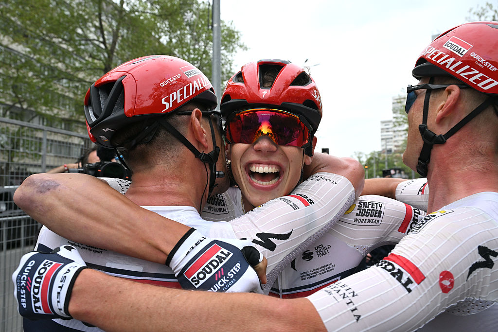 El ganador de etapa Paul Magnier de Francia y el equipo Soudal Quick-Step reaccionan después del 109º Giro de Italia