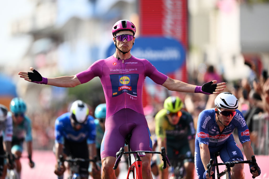 FRANCAVILLA AL MARE, ITALIA - 15 DE MAYO: (LR) Jonathan Milan de Italia y el equipo Lidl - Trek - Purple Points Jersey celebra en la línea de meta como ganador de la etapa por delante de Kaden Groves de Australia y el equipo Alpecin - Deceuninck durante el 107º Giro d'Italia 2024, etapa 11, una etapa de 207 km desde Foiano di val Fortore hasta Francavilla al mare / #UCIWT / el 15 de mayo de 2024 en Francavilla al mare, Italia. (Foto de Tim de Waele/Getty Images)