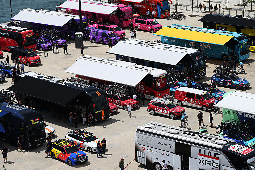 El paddock del equipo del Giro de Italia en la carrera de 2025