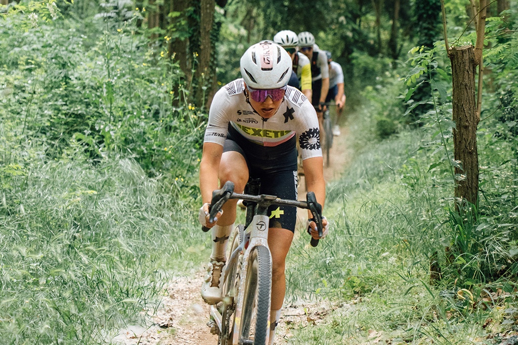 Ginia Caluori camino a la victoria en The Traka 100 en 2026