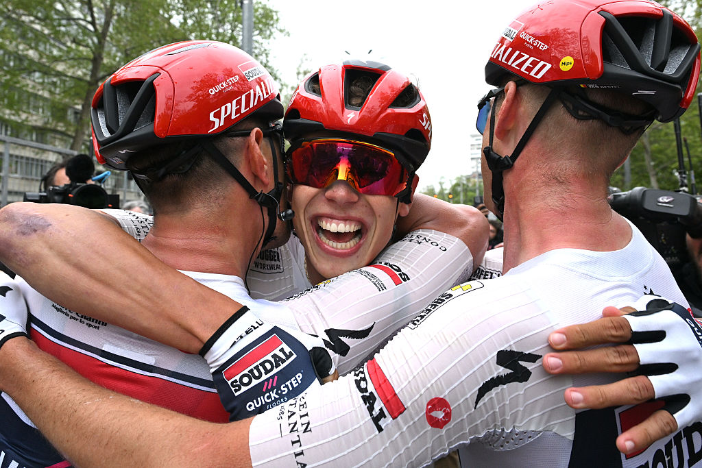 Un sonriente Magnier abraza a sus compañeros tras ganar
