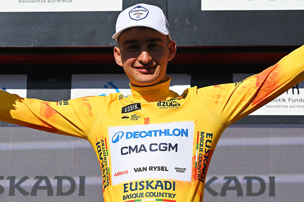 BILBAO, ESPAÑA - 6 DE ABRIL: Paul Seixas de Francia y el equipo Decathlon CMA CGM celebran en el podio como ganador del maillot amarillo de líder durante la 65ª Itzulia Basque Country 2026, Etapa 1, una etapa de contrarreloj individual de 13,8 km de Bilbao a Bilbao / #UCIWT / el 6 de abril de 2026 en Bilbao, España. (Foto de Tim de Waele/Getty Images)