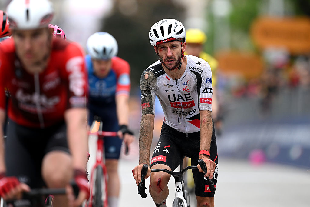 VELIKO TARNOVO, BULGARIA - 9 DE MAYO: Adam Yates de Gran Bretaña y UAE Team Emirates - XRG herido cruza la línea de meta durante el 109.º Giro d'Italia 2026, Etapa 2, una etapa de 221 km desde Burgas a Veliko Tarnovo / #UCIWT / el 9 de mayo de 2026 en Veliko Tarnovo, Bulgaria. (Foto de Dario Belingheri/Getty Images)