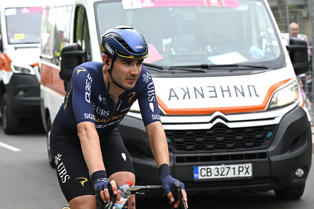 BURGAS, BULGARIA - 8 DE MAYO: Matteo Moschetti de Italia y el equipo Pinarello Q36.5 Pro Cycling resultaron heridos después de caer durante el 109.º Giro d'Italia 2026, etapa 1, una etapa de 147 km desde Nessebar a Burgas / #UCIWT / el 8 de mayo de 2026 en Burgas, Bulgaria. (Foto de Dario Belingheri/Getty Images)