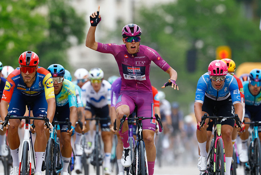 El ciclista francés de Soudal Quick-Step, Paul Magnier, vistiendo la camiseta malva de clasificación de puntos (Maglia Ciclamino) celebra mientras cruza la línea de meta para ganar la tercera etapa del Giro d'Italia 2026 - carrera ciclista Tour de Italia entre Plovdiv y Sofía, Bulgaria, el 10 de mayo de 2026. (Foto de Luca Bettini / AFP)