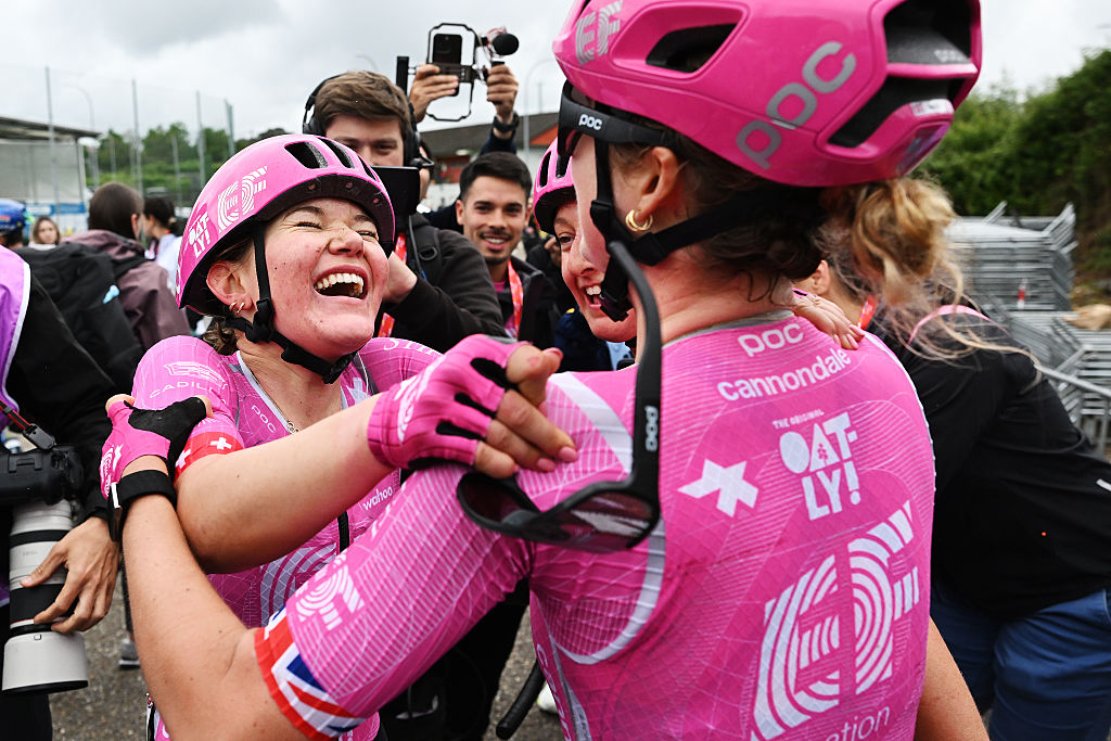 SALVATERRA DE MINO, ESPAÑA - 3 DE MAYO: La ganadora de la etapa, Noemí Ruegg de Suiza y Alice Towers de Gran Bretaña y el equipo EF Education-Oatly reaccionan después de la 12.ª etapa de La Vuelta Femenina 2026, etapa 1, una etapa de 113,9 km desde Marín a Salvaterra de Miño / #UCIWWT / el 3 de mayo de 2026 en Salvaterra de Miño, España. (Foto de Szymon Gruchalski/Getty Images)