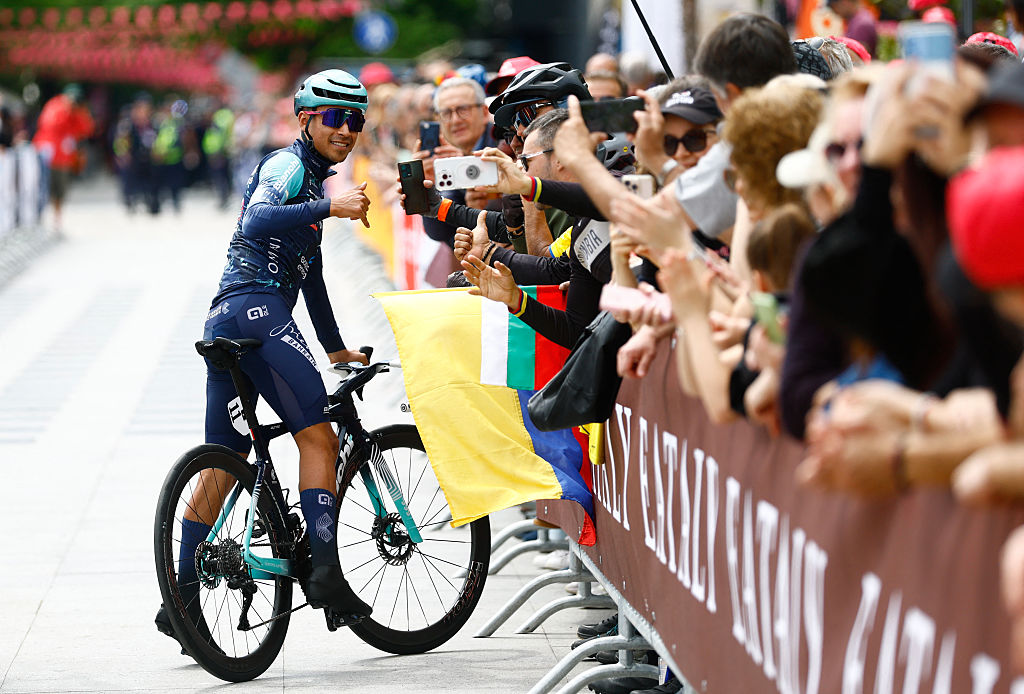 Bahréin - El victorioso ciclista colombiano Santiago Buitrago posa para una fotografía antes del inicio de la segunda etapa del Giro d'Italia 2026 - Vuelta a Italia, carrera ciclista entre Burgas y Veliko Tarnovo, Bulgaria, el 9 de mayo de 2026. (Foto de Luca Bettini / AFP)