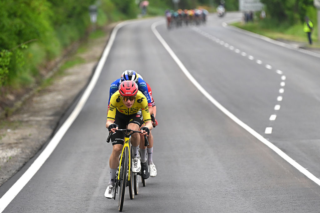 VELIKO TARNOVO, BULGARIA - 9 DE MAYO: Jonas Vingegaard de Dinamarca y el equipo Visma | Lease a Bike compite en la escapada durante el 109.º Giro d'Italia 2026, etapa 2, una etapa de 221 km desde Burgas a Veliko Tarnovo / #UCIWT / el 9 de mayo de 2026 en Veliko Tarnovo, Bulgaria. (Foto de Tim de Waele/Getty Images)