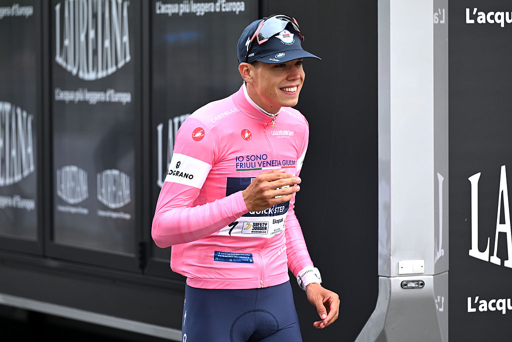 BURGAS, BULGARIA - 8 DE MAYO: Vista detallada de Paul Magnier de Francia y el equipo Soudal Quick-Step celebra en el podio como ganador de la camiseta Pink Leader durante el 109.º Giro d'Italia 2026, etapa 1, una etapa de 147 km desde Nessebar a Burgas / #UCIWT / el 8 de mayo de 2026 en Burgas, Bulgaria. (Foto de Dario Belingheri/Getty Images)