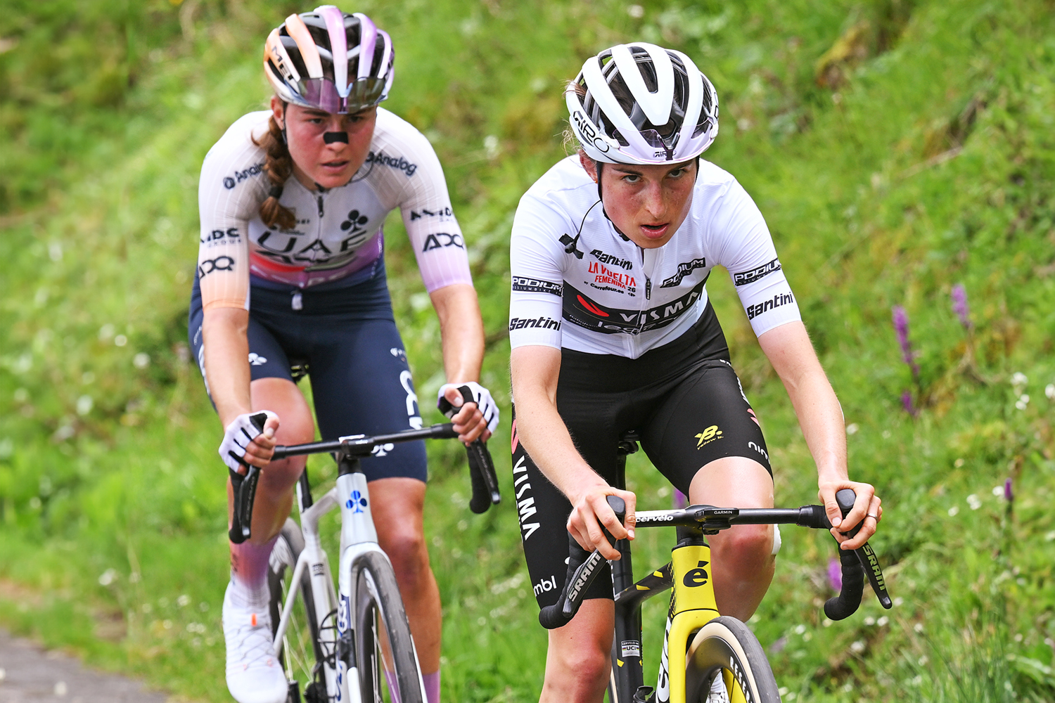 Marion Bunel y Paula Blasi corren hacia la cima del Alto de L'Angliru en el último día de La Vuelta Femenina 2026