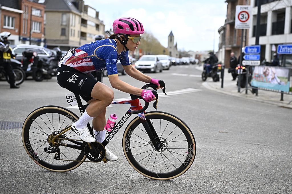 La estadounidense Kristen Faulkner de EF Education-Oatly fotografiada en acción durante la carrera femenina del 'Ronde van Vlaanderen/ Tour des Flandres/ Tour de Flandes' 