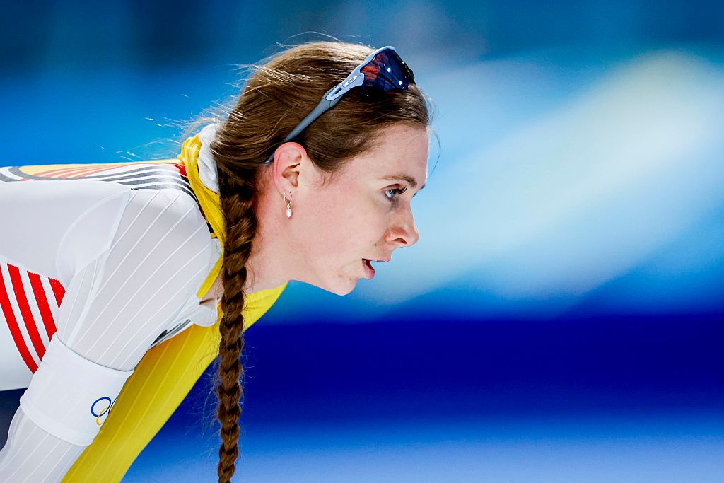 Sandrine Tas parece agotada después de competir en los 5000 m de patinaje de velocidad femenino en los Juegos Olímpicos de Invierno de Milán Cortina 2026 (Foto de Henk Jan Dijks/Marcel ter Bals/DeFodi Images/Getty Images)