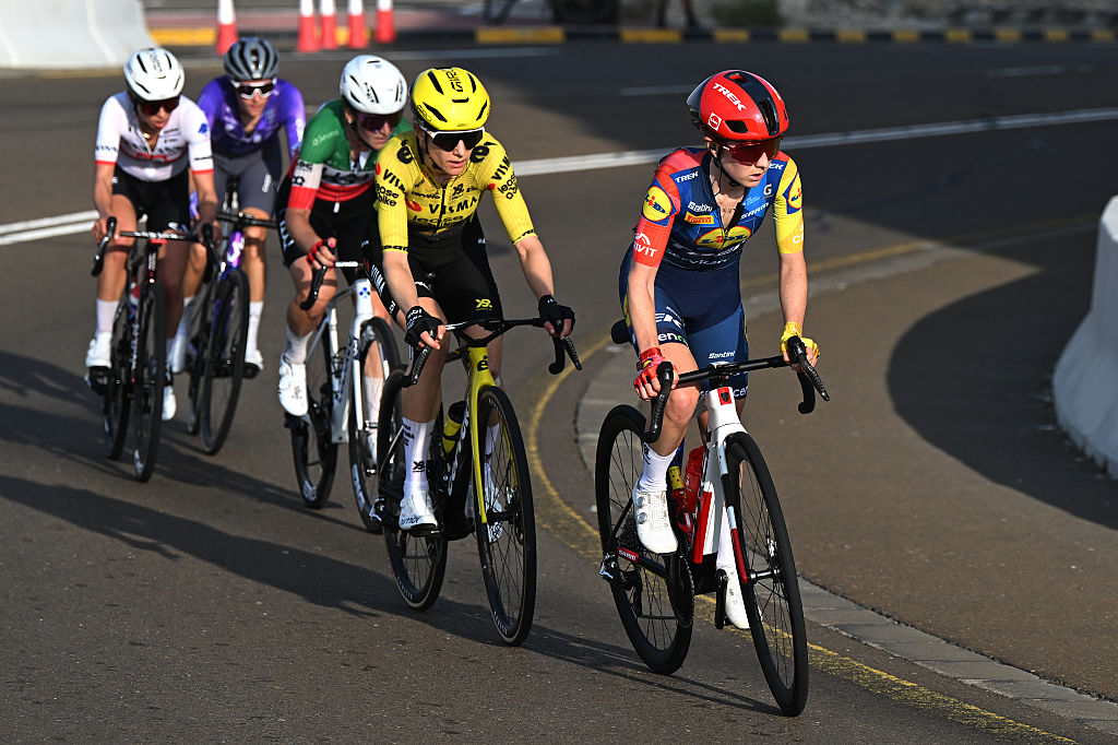 UAE Tour Women: Niamh Fisher-Black lidera el ascenso decisivo de la carrera