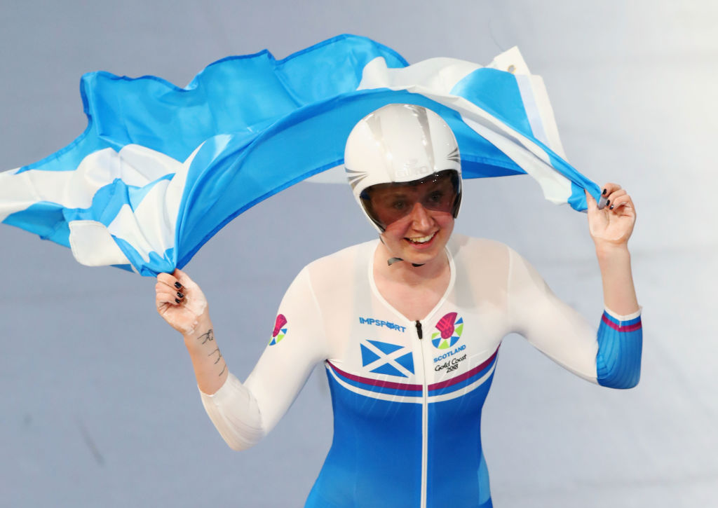 Archibald sostiene la bandera escocesa con ambas manos después de ganar en los Juegos de la Commonwealth de 2018.