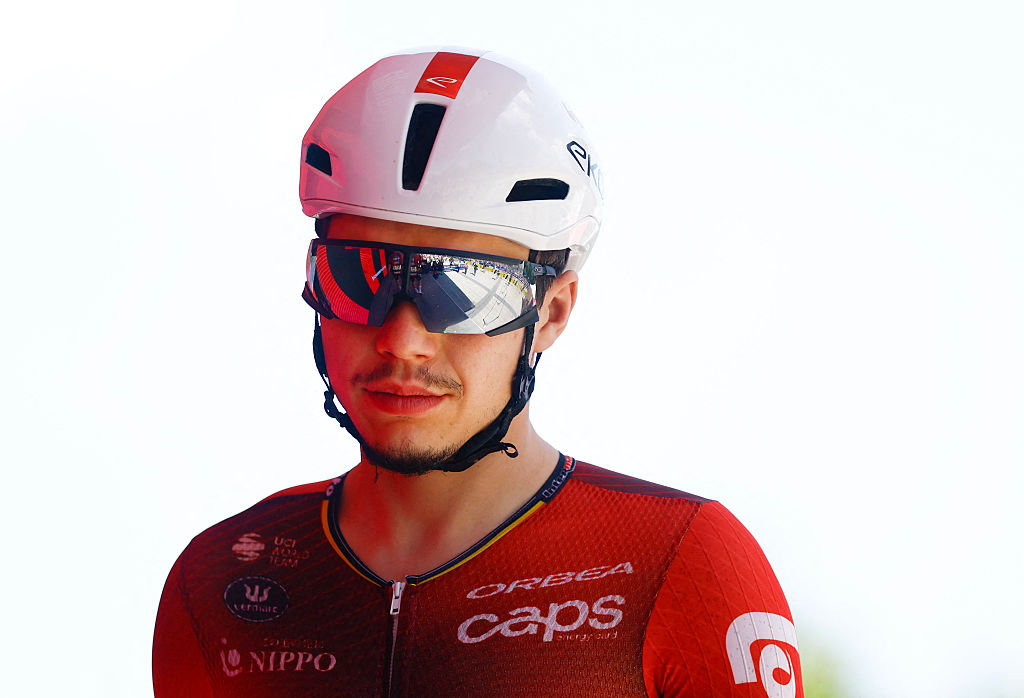 El ciclista belga de Lotto-Intermarché, Arnaud De Lie, llega a la presentación de los equipos antes de la tercera etapa del Giro d'Italia 2026 - carrera ciclista Vuelta a Italia entre Plovdiv y Sofía, Bulgaria, el 10 de mayo de 2026. (Foto de Luca Bettini / AFP)