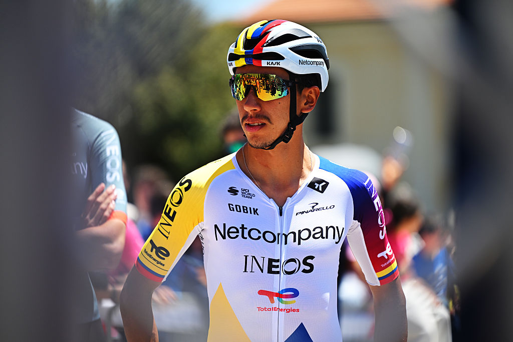CATANZARO, ITALIA - 12 DE MAYO: Egan Bernal de Colombia y el equipo ciclista Netcompany INEOS antes del 109º Giro d'Italia 2026, etapa 4, una etapa de 138 km de Catanzaro a Cosenza / #UCIWT / el 12 de mayo de 2026 en Catanzaro, Italia. (Foto de Tim de Waele/Getty Images)