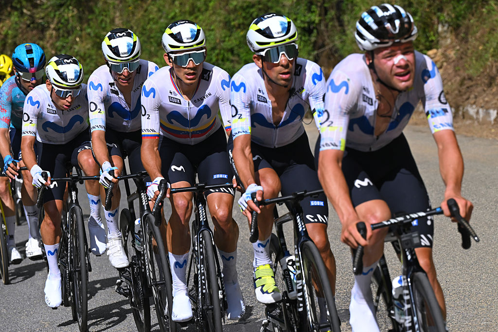 COSENZA, ITALIA - 12 DE MAYO: (LR) Einer Rubio de Colombia, Enric Mas de España, Orluis Aular de Venezuela y Nelson Oliveira de Portugal y el equipo Movistar compiten durante el 109º Giro d'Italia 2026, etapa 4, una etapa de 138 km desde Catanzaro a Cosenza / #UCIWT / el 12 de mayo de 2026 en Cosenza, Italia. (Foto de Tim de Waele/Getty Images)