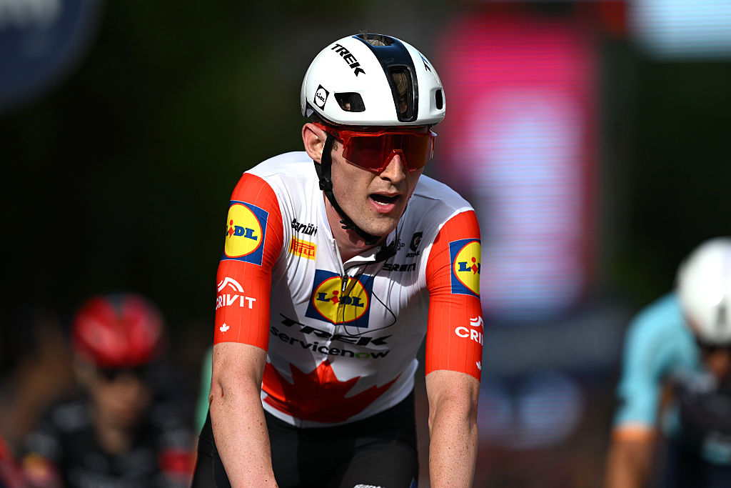 COSENZA, ITALIA - 12 DE MAYO: Derek Gee-West de Canadá y el equipo Lidl - Trek cruza la línea de meta durante el 109.º Giro d'Italia 2026, etapa 4, una etapa de 138 km desde Catanzaro a Cosenza / #UCIWT / el 12 de mayo de 2026 en Cosenza, Italia. (Foto de Dario Belingheri/Getty Images)