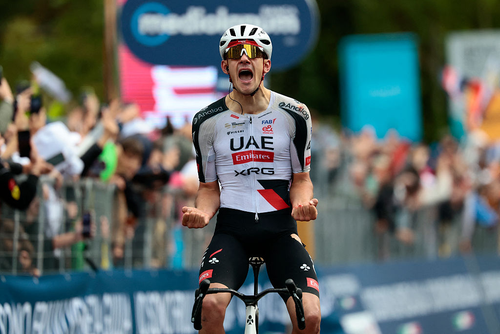 Igor Arrieta celebra al cruzar la meta para ganar la 5ta etapa del Giro de Italia 2026 