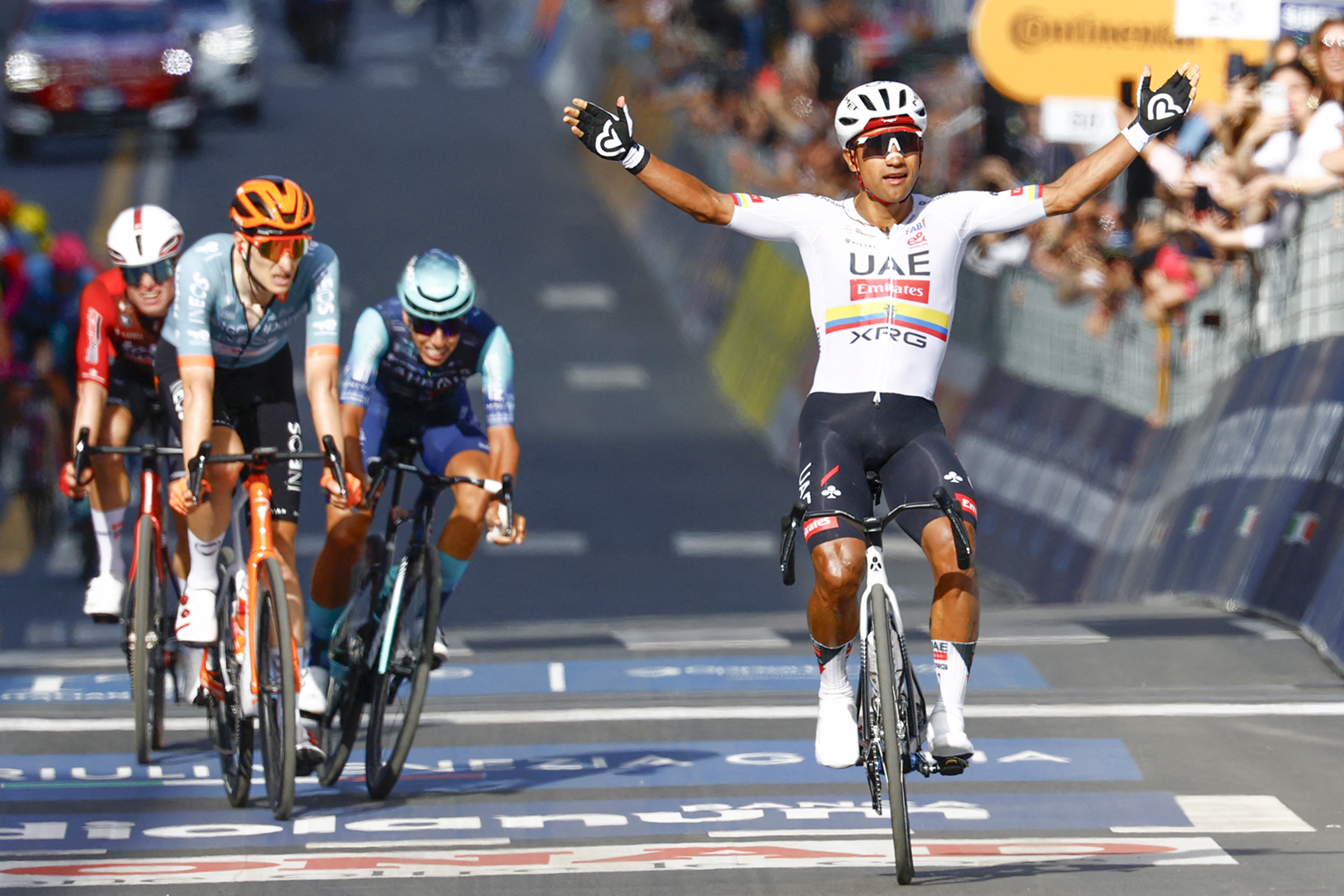 UAE Team Emirates - XRG El ciclista ecuatoriano Jhonatan Narvaez celebra la victoria después de cruzar la línea de meta en la cuarta etapa del Giro d'Italia 2026 - Tour de Italia, carrera ciclista entre Catanzaro y Cosenza, Italia, el 12 de mayo de 2026. (Foto de Luca Bettini / AFP a través de Getty Images)