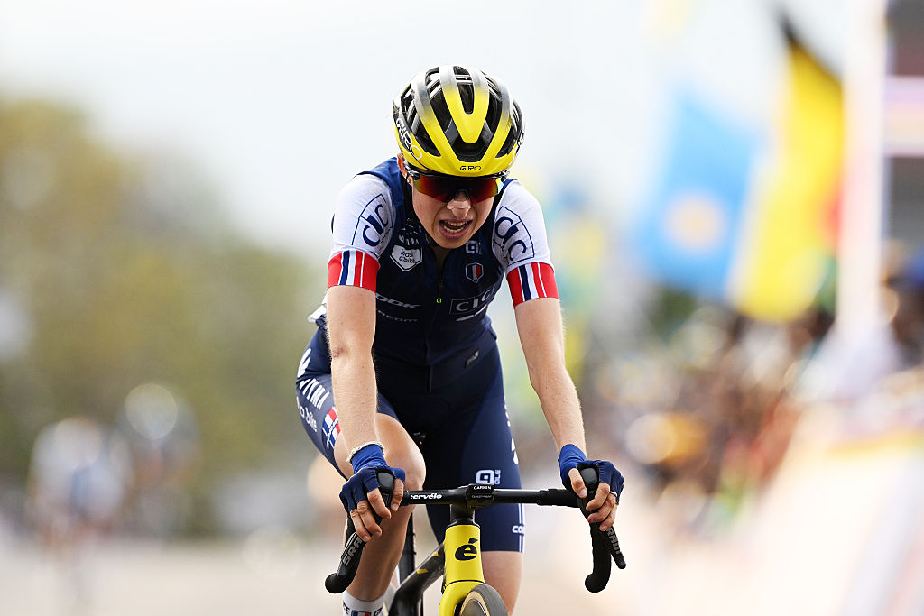 KIGALI, RUANDA - 25 DE SEPTIEMBRE: Marion Bunel del equipo de Francia cruza la línea de meta durante el 98.o Campeonato Mundial de Ciclismo UCI Kigali 2025 - Carrera en ruta para mujeres menores de 23 años, una carrera de un día de 119,3 km desde Kigali a Kigali el 25 de septiembre de 2025 en Kigali, Ruanda. (Foto de Dario Belingheri/Getty Images)