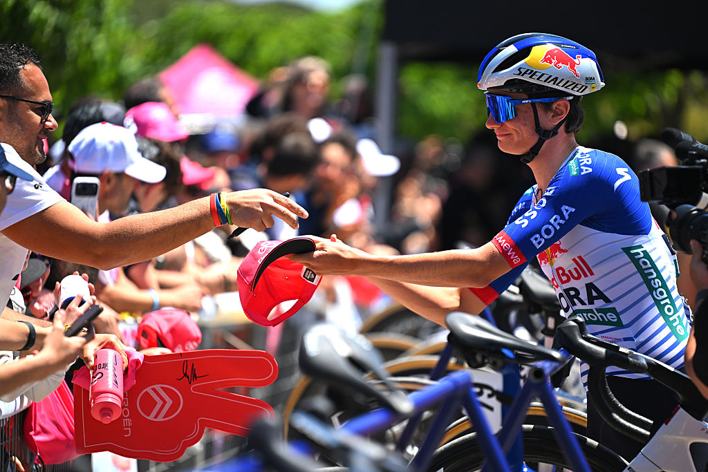 CATANZARO, ITALIA - 12 DE MAYO: Giulio Pellizzari de Italia y el equipo Red Bull - BORA - hansgrohe antes del 109.º Giro d'Italia 2026, etapa 4, una etapa de 138 km de Catanzaro a Cosenza / #UCIWT / el 12 de mayo de 2026 en Catanzaro, Italia. (Foto de Tim de Waele/Getty Images)