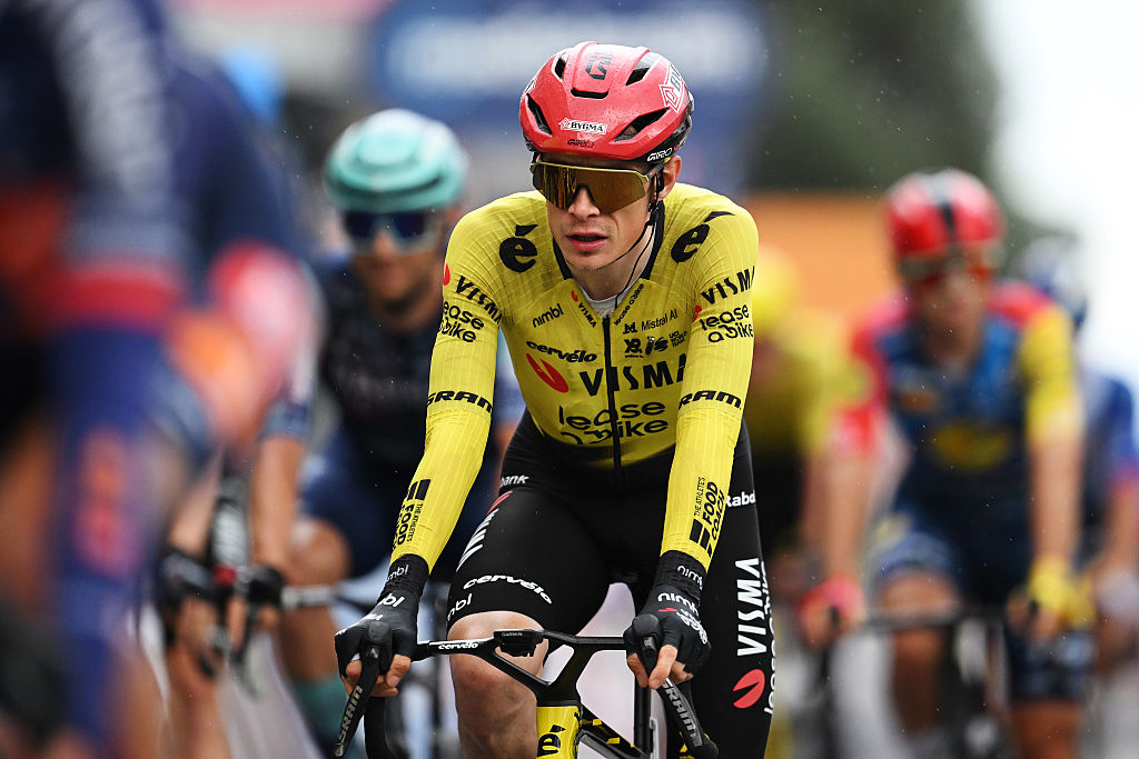 NÁPOLES, ITALIA - 14 DE MAYO: Jonas Vingegaard de Dinamarca y el equipo Visma | Lease a Bike cruza la línea de meta durante el 109.º Giro d'Italia 2026, etapa 6, una etapa de 141 km desde Paestum a Nápoles / #UCIWT / el 14 de mayo de 2026 en Nápoles, Italia. (Foto de Dario Belingheri/Getty Images)