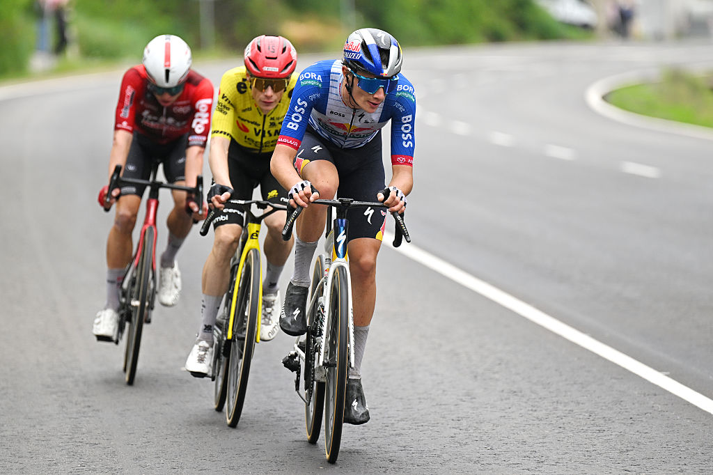 VELIKO TARNOVO, BULGARIA - 9 DE MAYO: (LR) Lennert Van Eetvelt de Bélgica y el equipo Lotto Intermarche, Jonas Vingegaard de Dinamarca y el equipo Visma | Lease a Bike y Giulio Pellizzari de Italia y el equipo Red Bull - BORA - hansgrohe compiten en la escapada durante el 109.º Giro d&amp;apos;Italia 2026, etapa 2, una etapa de 221 km desde Burgas a Veliko Tarnovo / #UCIWT / el 9 de mayo de 2026 en Veliko Tarnovo, Bulgaria. (Foto de Tim de Waele/Getty Images)