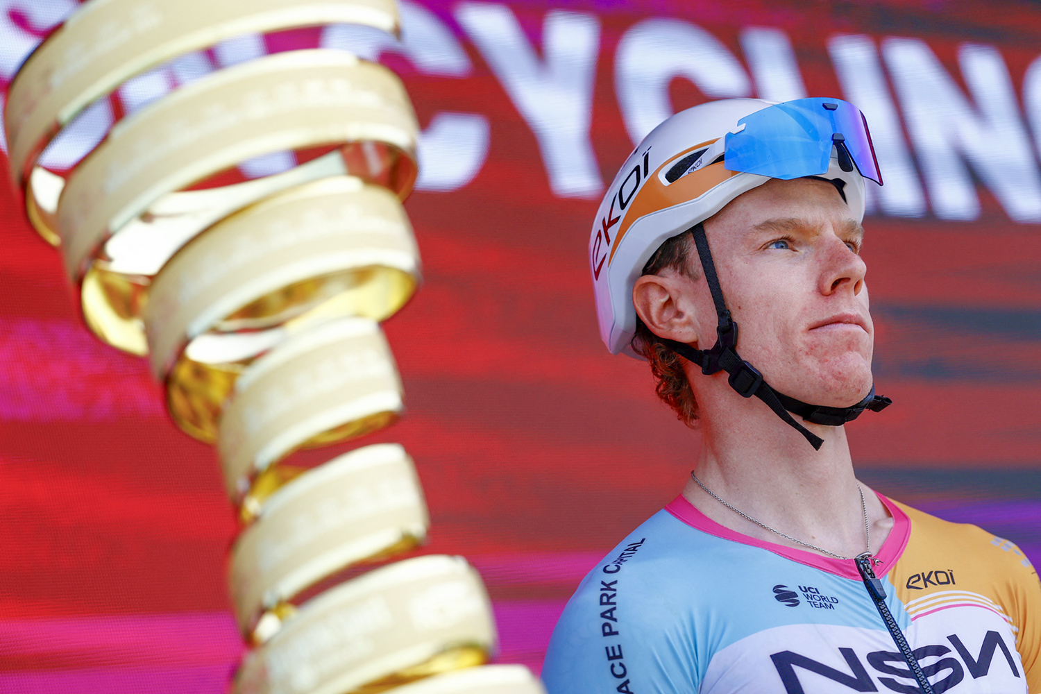 Jake Stewart (NSN) junto al Trofeo Senza Fine antes de la etapa inaugural del Giro de Italia 2026