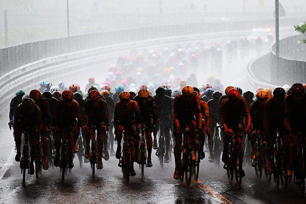 Una vista general del pelotón compitiendo mientras llueve intensamente durante el 109° Giro d'Italia 2026, Etapa 5