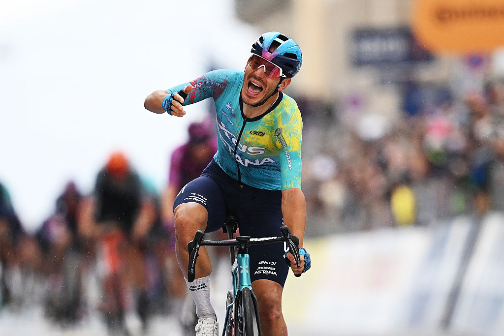 Ballerini celebra con un brazo en alto