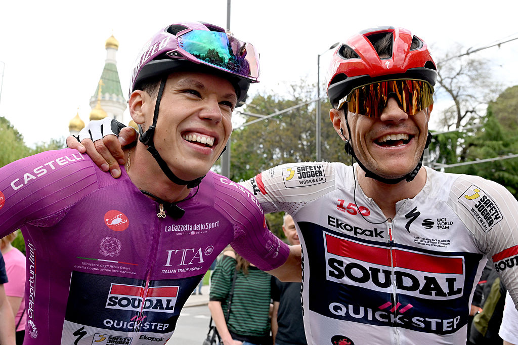 SOFÍA, BULGARIA - 10 DE MAYO: (LR) El ganador de la etapa Paul Magnier de Francia y el equipo Soudal Quick-Step - Purple Points Jersey celebra con su compañero de equipo Jasper Stuyven de Bélgica después del 109.º Giro d&amp;apos;Italia 2026, etapa 3, una etapa de 175 km desde Plovdiv a Sofía / #UCIWT / el 10 de mayo de 2026 en Sofía, Bulgaria. (Foto de Dario Belingheri/Getty Images)