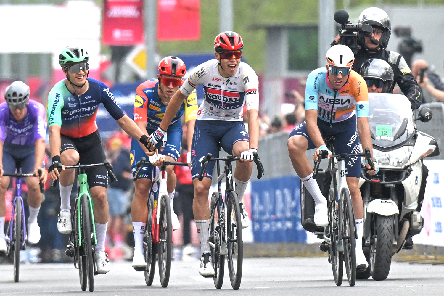Paul Magnier (centro) gana la etapa 3 del Giro de Italia 2026, superando a Tobias Lund Andresen (izquierda) y Ethan Vernon (derecha) en la línea de meta