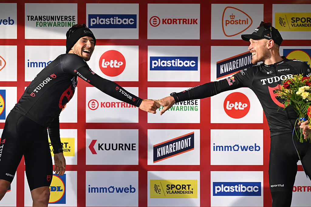 KUURNE, BÉLGICA - 1 DE MARZO: (LR) Luca Mozzato de Italia y Team Tudor Pro Cycling en segundo lugar y Matteo Trentin de Italia y Team Tudor Pro Cycling en tercer lugar posan en la ceremonia del podio después de la 78.a Kuurne - Brussel - Kuurne 2026, una carrera de un día de 194,9 km desde Kortrijk a Kuurne el 1 de marzo de 2026 en Kuurne, Bélgica. (Foto de Luc Claessen/Getty Images)