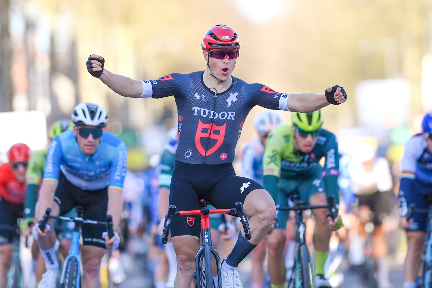 MONTARGIS, FRANCIA - 4 DE MARZO: Arvid De Kleijn de los Países Bajos y el equipo Tudor Pro Cycling celebran en la línea de meta como ganador de etapa durante la 82.ª etapa París - Niza 2024, etapa 2, una etapa de 177,6 km desde Thoiry a Montargis / #UCIWT / el 4 de marzo de 2024 en Montargis, Francia. (Foto de Alex Broadway/Getty Images)