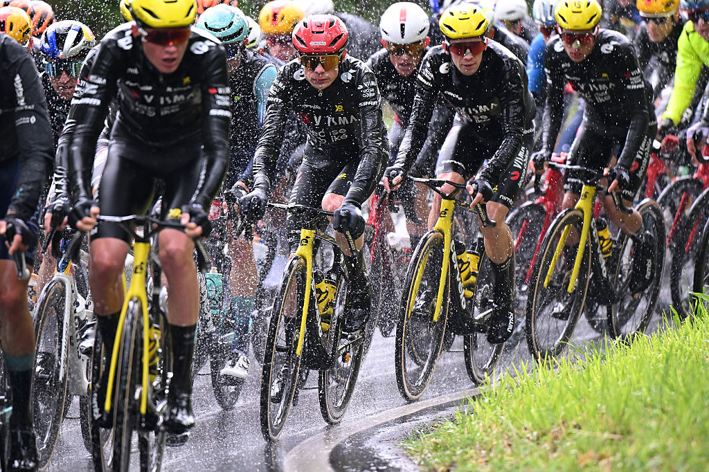 POTENZA, ITALIA - 13 DE MAYO: Jonas Vingegaard de Dinamarca y el equipo Visma | Lease a Bike compite durante el 109º Giro d'Italia 2026, Etapa 5