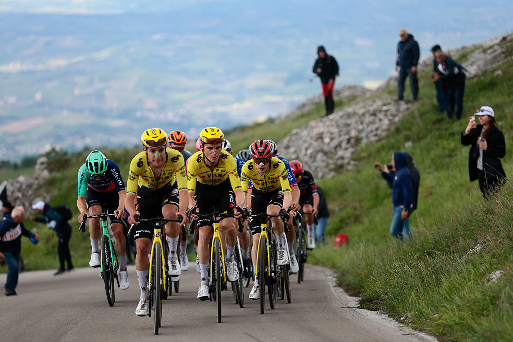 Jonas Vingegaard (derecha) lidera el pelotón durante la séptima etapa del Giro de Italia 