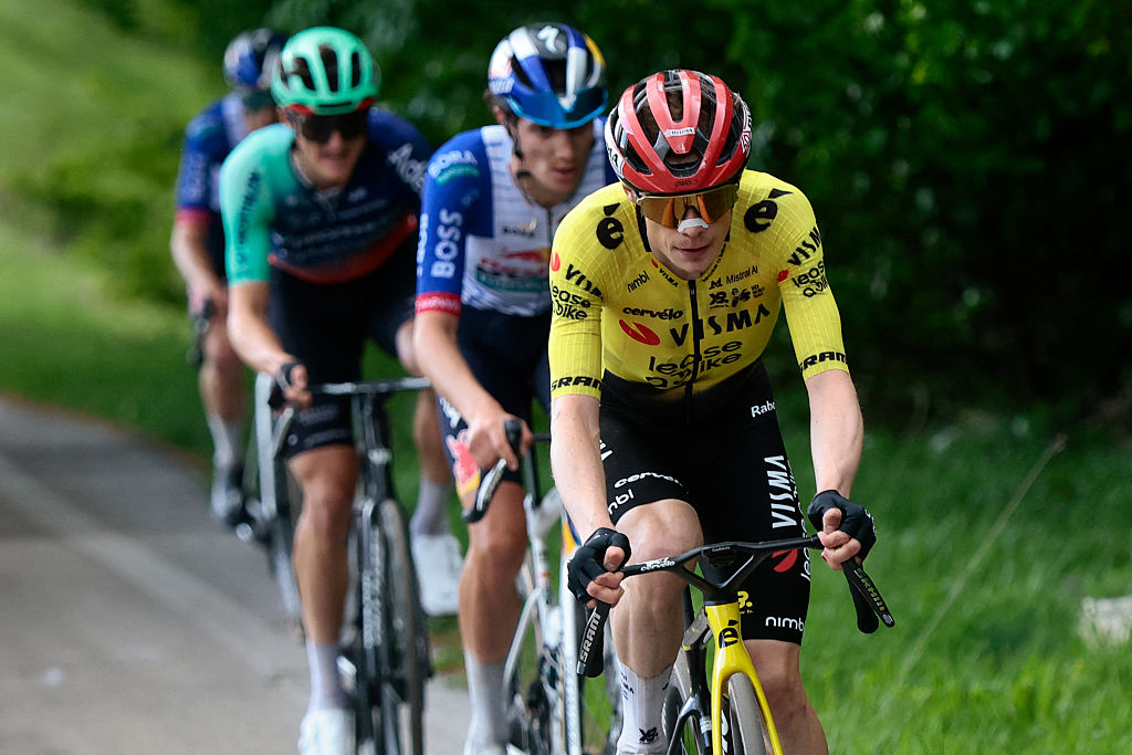 El ciclista danés Jonas Vingegaard del equipo Visma Lease a Bike ataca en la subida final durante la séptima etapa del Giro d'Italia 2026 - carrera ciclista Tour de Italia entre Formia y Blockhaus, Italia, el 15 de mayo de 2026. (Foto de Luca Bettini / AFP)