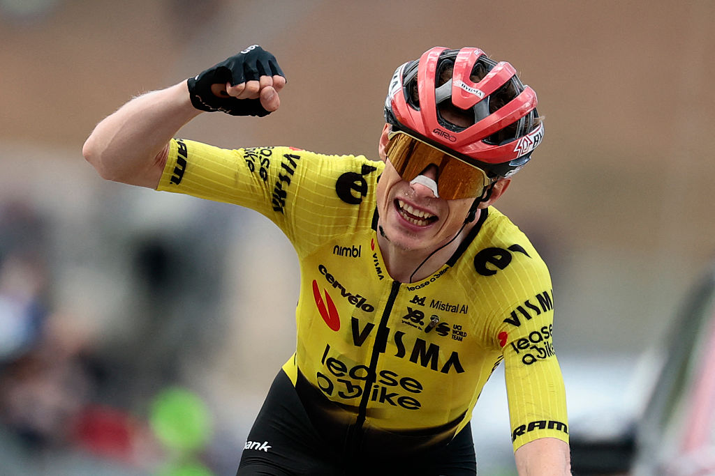 El ciclista danés Jonas Vingegaard del equipo Visma Lease a Bike celebra mientras cruza la línea de meta para ganar la séptima etapa del Giro d'Italia 2026 - carrera ciclista Tour de Italia entre Formia y Blockhaus, Italia, el 15 de mayo de 2026. (Foto de Luca Bettini / AFP)