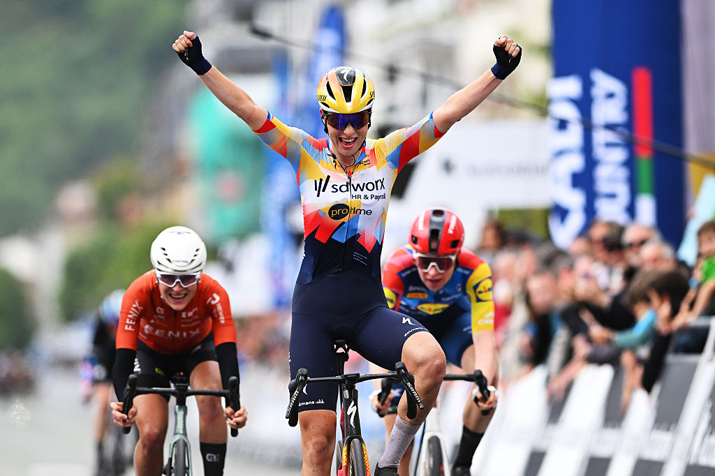 Mischa Bredwold celebra el triunfo de etapa en la etapa 1 de la Itzulia Femenina de Zarautz