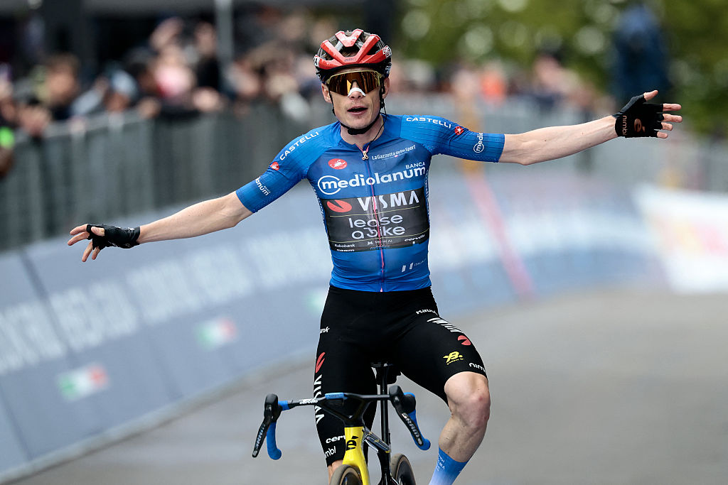 El ciclista danés Jonas Vingegaard del equipo Visma Lease a Bike, vestido con el maillot azul del mejor escalador (Maglia Azzura), cruza la línea de meta para ganar la novena etapa del Giro d'Italia 2026 - carrera ciclista del Tour de Italia entre Cervia y Corno alle Scale, cerca de Doganaccia, en el centro de Italia, el 17 de mayo de 2026. (Foto de Luca Bettini / AFP)
