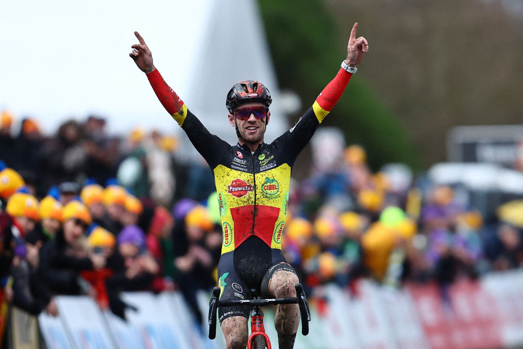 Eli Iserbyt (Pauwels Sauzen) celebra ganar la carrera de élite masculina del Gran Premio Sven Nys en Baal el 1 de enero de 2025. (Foto de DAVID PINTENS/Belga/AFP vía Getty Images)