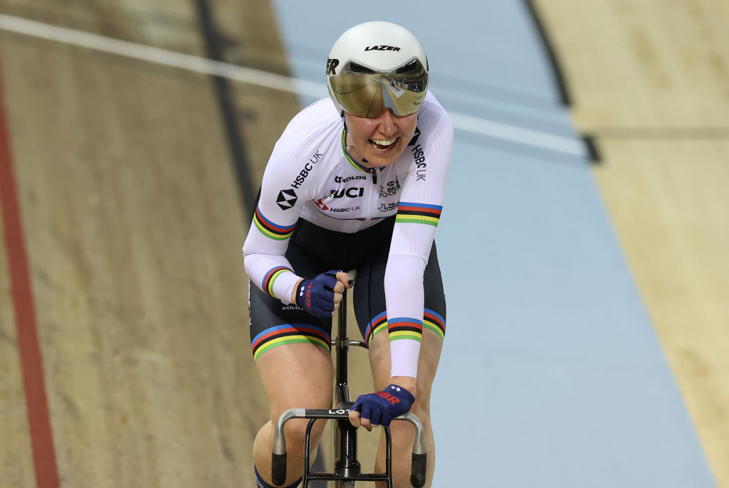 Katie Archibald de Gran Bretaña celebra la victoria en la carrera de eliminación del Omnium femenino durante el tercer día de la Copa de Naciones de Pista UCI en Glasgow