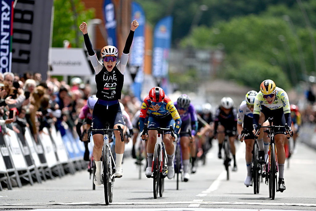 AMOREBIETA-ETXANO, ESPAÑA - 16 DE MAYO: (LR) Dominika Wlodarczyk de Polonia y el equipo ADQ de los EAU celebran en la línea de meta como ganadores de la etapa por delante de Shirin van Anrooij de los Países Bajos y el equipo Lidl - Trek y Mischa Bredewold de los Países Bajos y el equipo SD Worx - Protime - Yellow Leader Jersey durante la quinta Itzulia Women 2026, etapa 2, una etapa de 138 km desde Abadino hasta Amorebieta-Etxano / #UCIWWT / el 16 de mayo de 2026 en Amorebieta-Etxano, España. (Foto de Szymon Gruchalski/Getty Images)