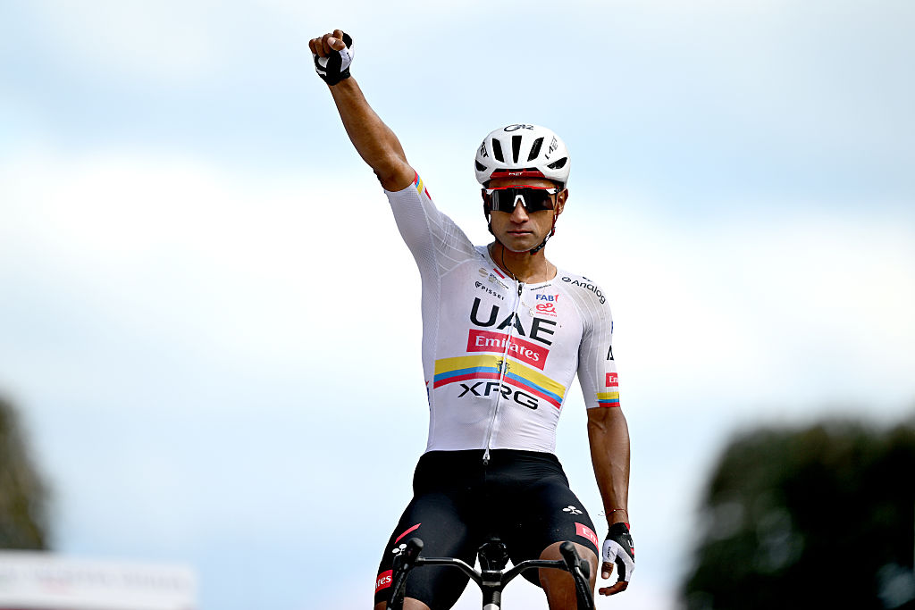 FERMO, ITALIA - 16 DE MAYO: Jhonatan Narváez de Ecuador y UAE Team Emirates - XRG celebra en la línea de meta como ganador de etapa durante el 109.° Giro d'Italia 2026, Etapa 8, una etapa de 156 km desde Chieti a Fermo 315 m / #UCIWT / el 16 de mayo de 2026 en Fermo, Italia. (Foto de Dario Belingheri/Getty Images)