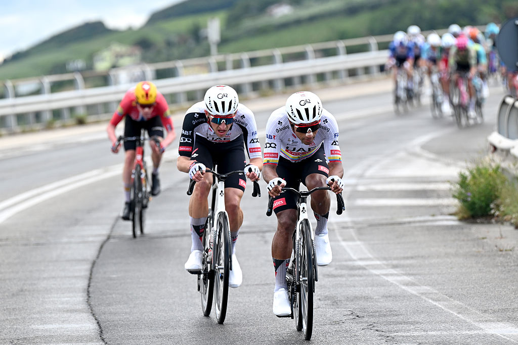 FERMO, ITALIA - 16 DE MAYO: (LR) Andreas Leknessund de Noruega y el equipo Uno-X Mobility, Mikkel Bjerg de Dinamarca y Jhonatan Narváez de Ecuador y compiten en la escapada durante el 109.° Giro d'Italia 2026, etapa 8, una etapa de 156 km desde Chieti a Fermo 315 m / #UCIWT / el 16 de mayo. 2026 en Fermo, Italia. (Foto de Tim de Waele/Getty Images)