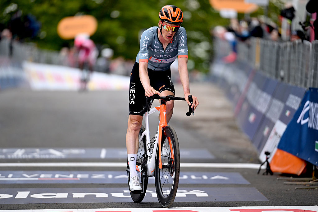 CORNO ALLE SCALE, ITALIA - 17 DE MAYO: Thymen Arensman de Holanda y Netcompany INEOS Cycling Team cruzan la línea de meta durante el 109.° Giro d'Italia 2026, Etapa 9, una etapa de 184 km desde Cervia hasta Corno alle Escala 1469m / #UCIWT / el 17 de mayo de 2026 en Corno alle Scale, Italia. (Foto de Tim de Waele/Getty Images)