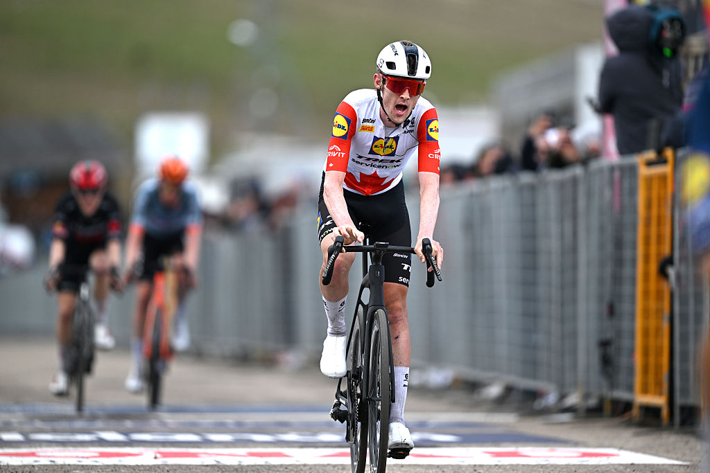 Derek Gee-West de Canadá y el equipo Lidl - Trek cruza la línea de meta durante el 109º Giro d'Italia 2026, etapa 7 