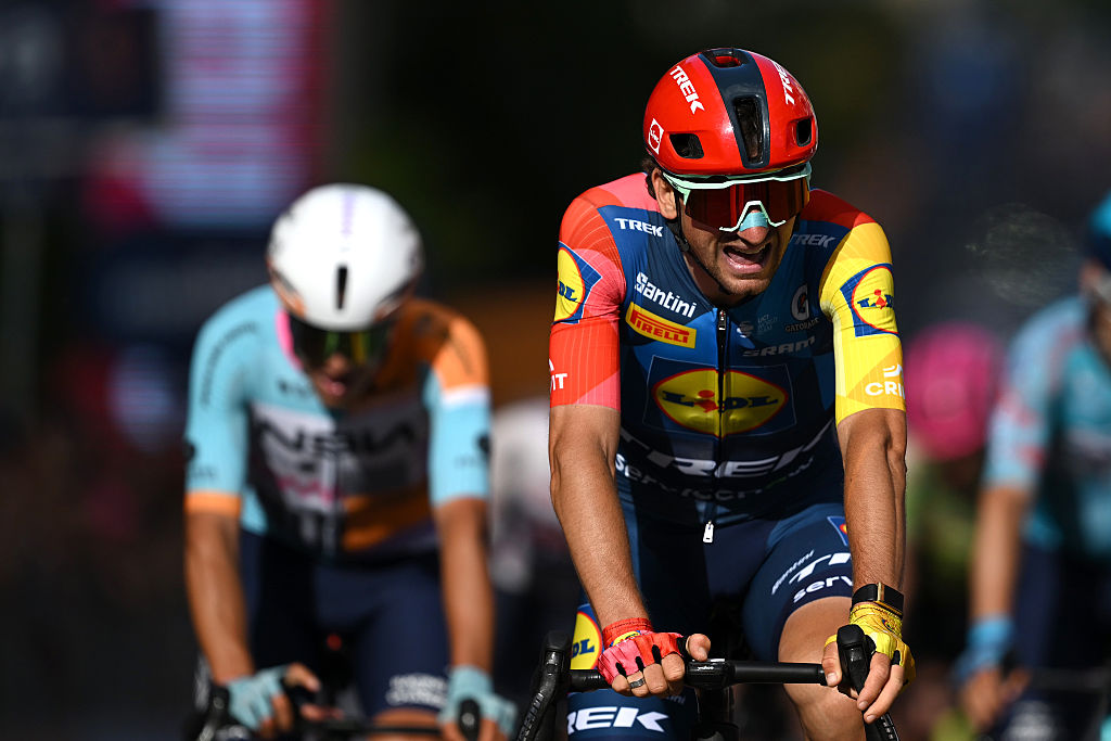 Giulio Ciccone en el Giro de Italia, corriendo hacia la meta en la etapa 4 y consiguiendo la camiseta de líder general
